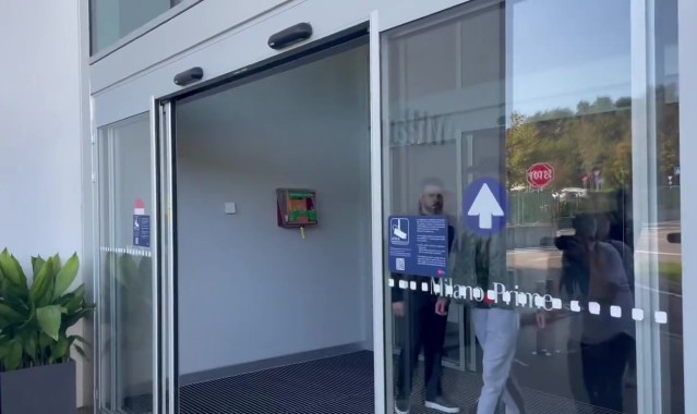 百家乐玩法详解-笑容满面！拉比奥特抵达米兰，并对镜头说了句“forza Milan”